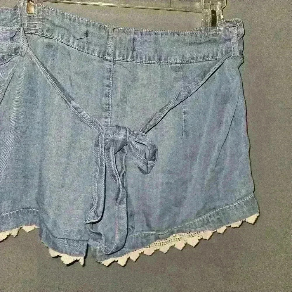 Womans White Trim Jean Shorts Size L, - Picture 3 of 9